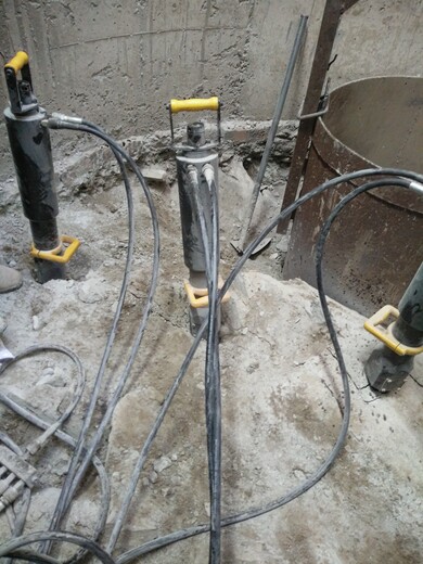 基坑槽管沟开挖劈石机