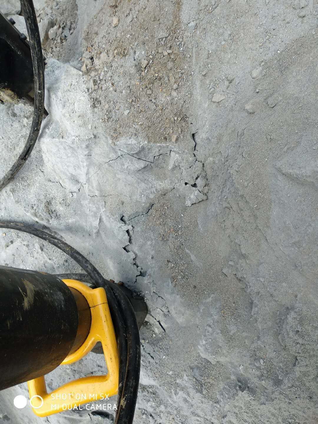 地下岩石破除裂石机