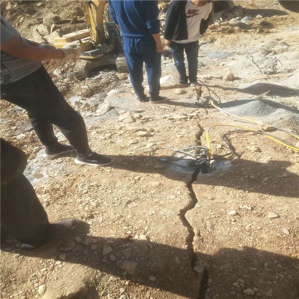 新田地基挖掘青石裂石器预打孔