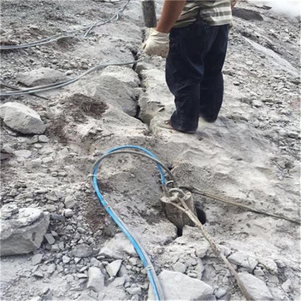 临海市矿山挖掘硅石分裂机中德合资