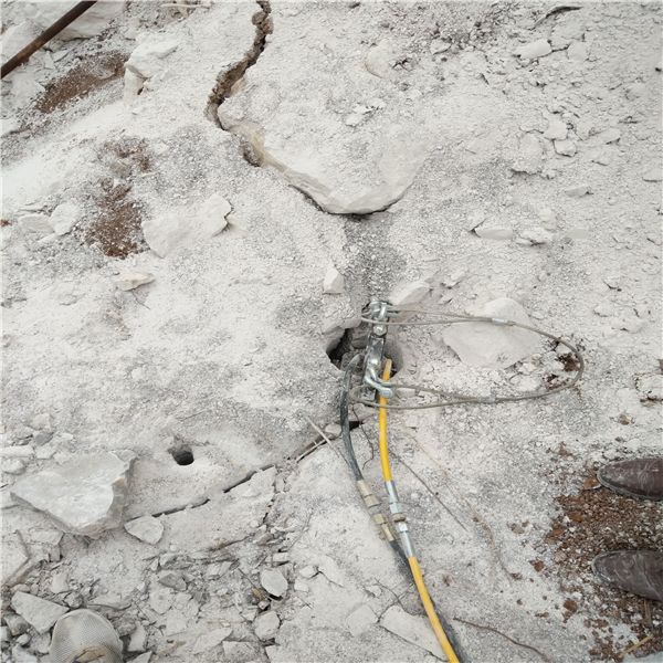 新乡卫滨岩矿洞开挖撑裂机预打孔