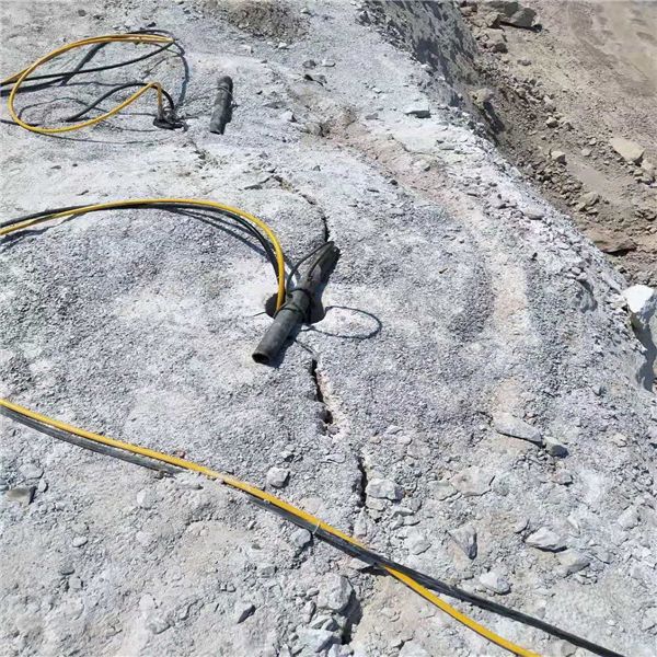 矿山开挖砂岩劈石器安全