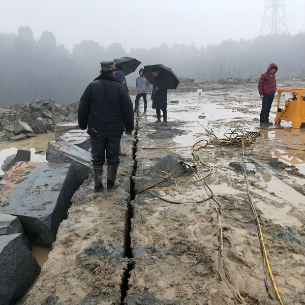 大型液压岩石分裂机液压的