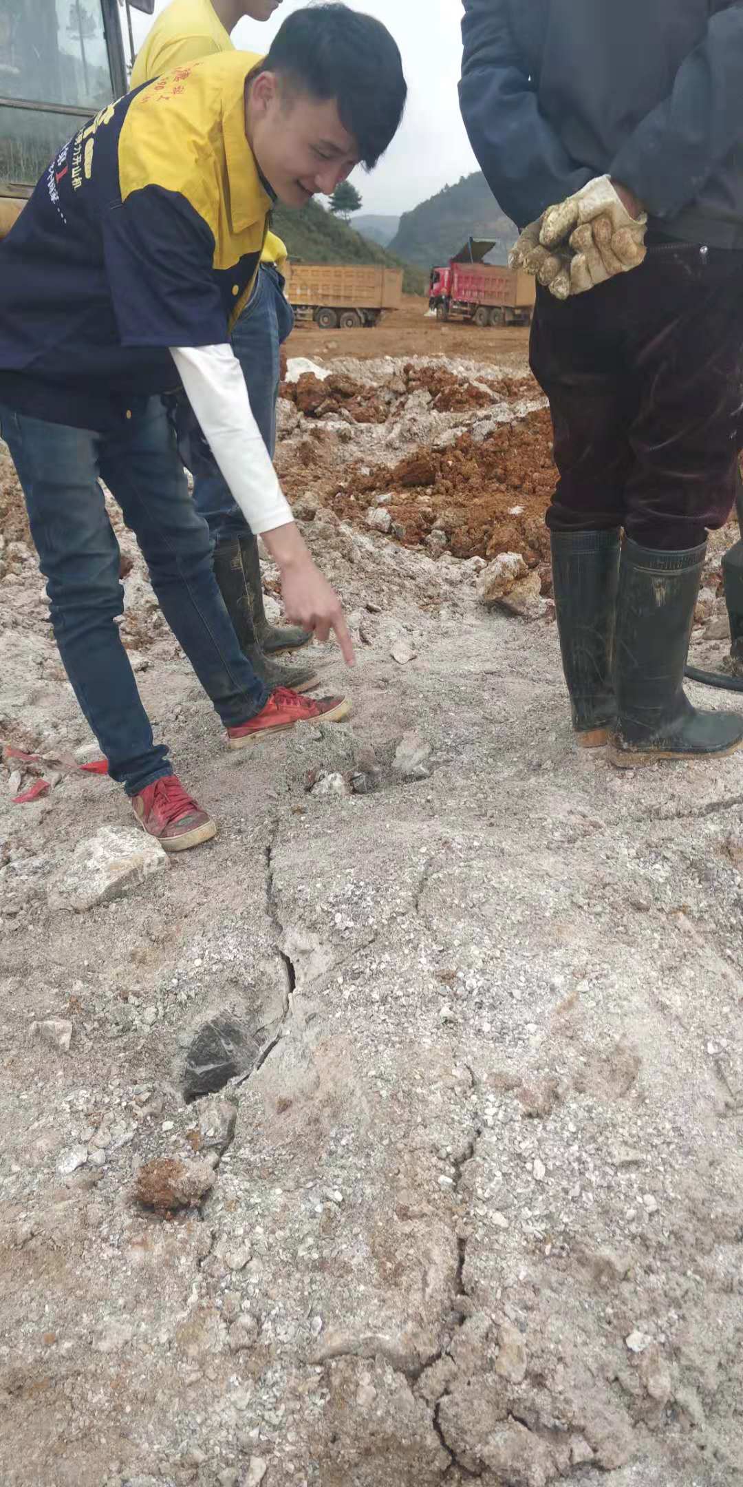 荆州荆州开采设备岩石劈裂机