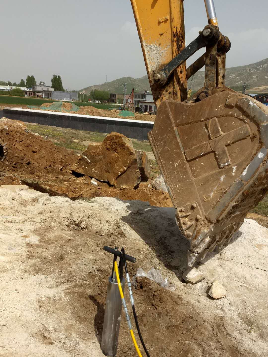 道路扩建静态劈裂棒液压的