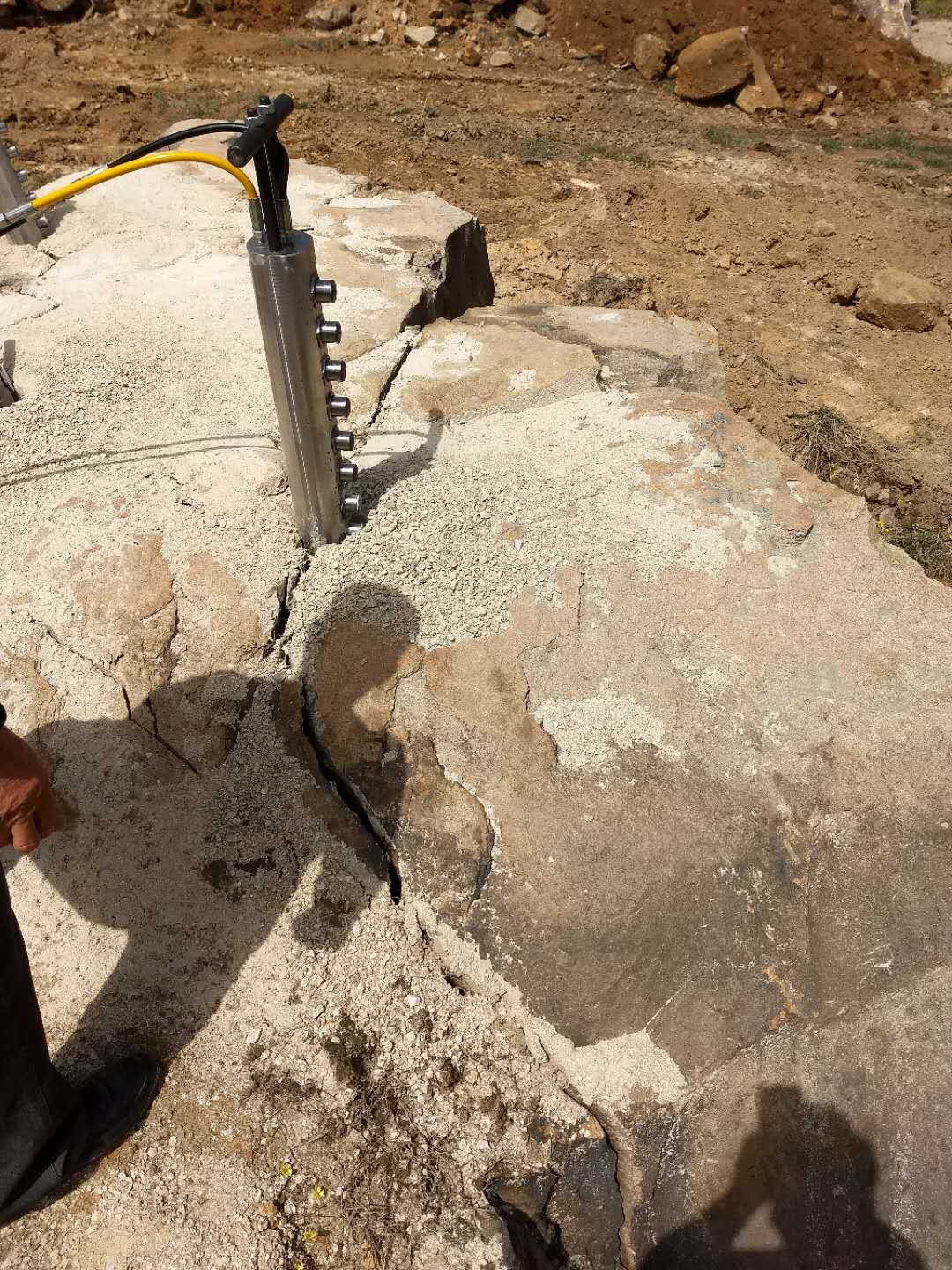 道路改建岩石开挖液压劈裂机
