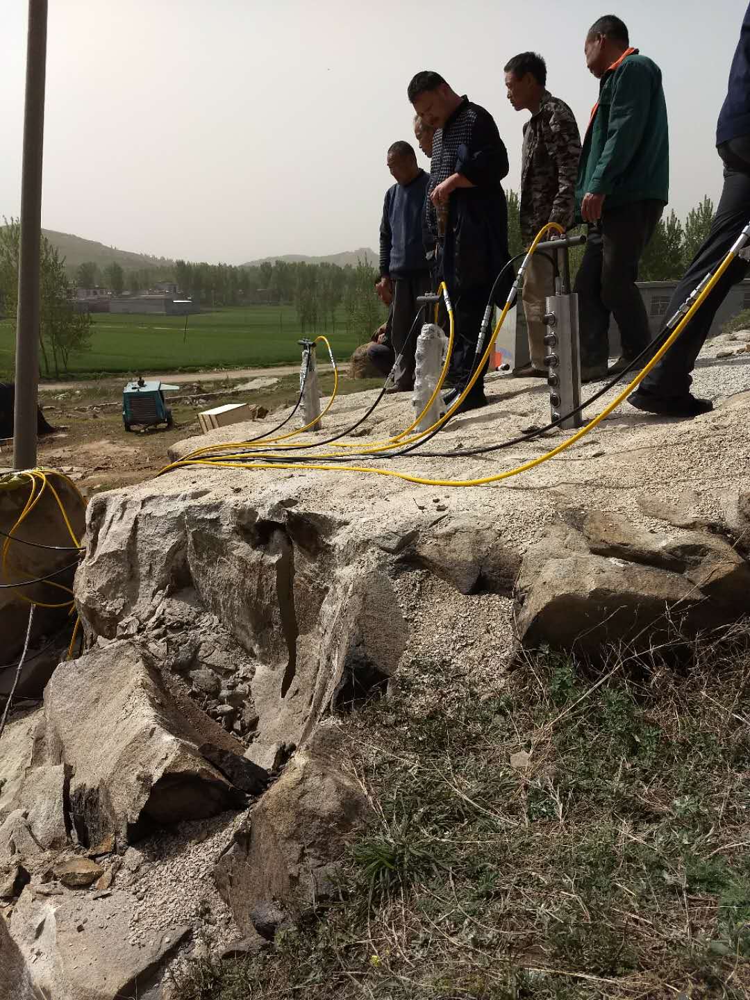 水库修建硬岩石分裂机很厉害