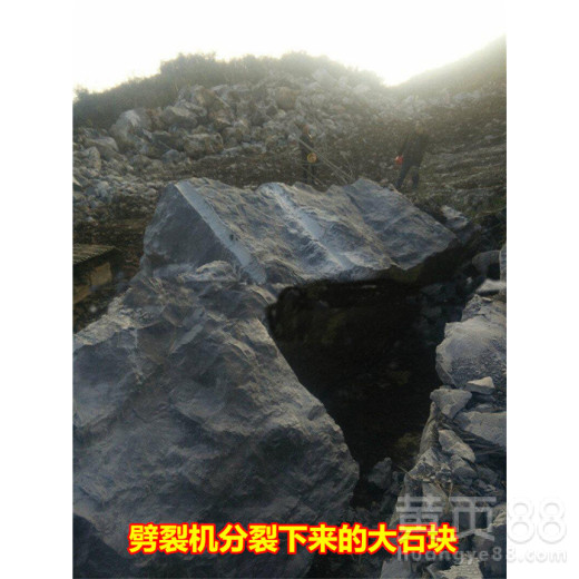 平泉矿山挖掘砂岩劈石器预打孔