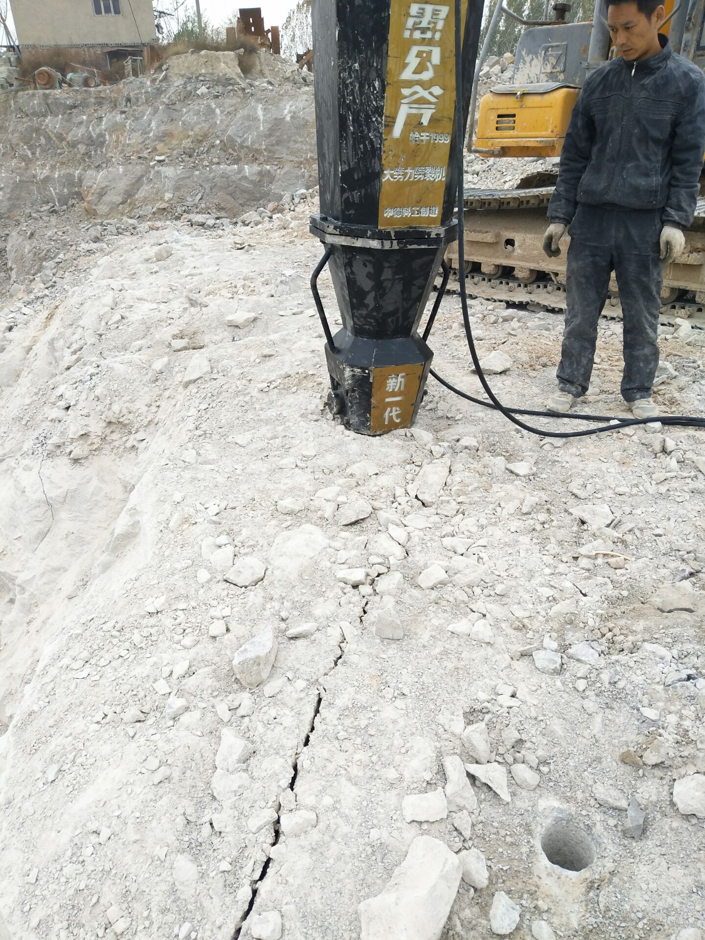 甘肃天水矿山挖掘硅石裂石器静态