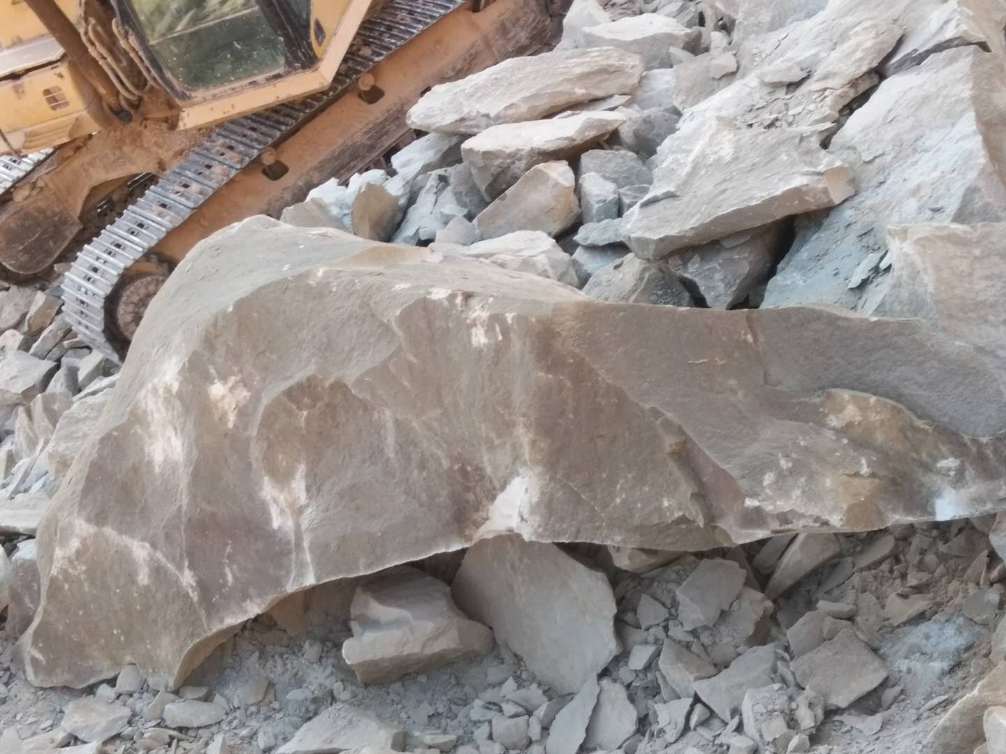 花岗岩石材开挖撑石机预打孔