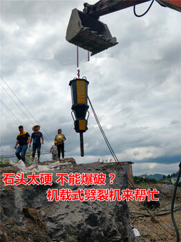 道路维修扩建破石头的机器