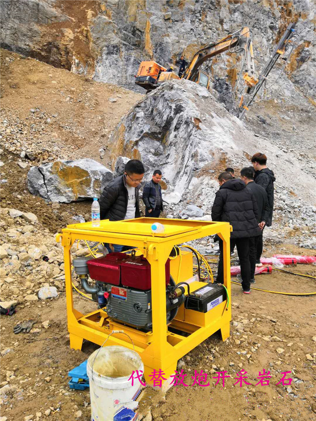 路基扩建大型劈裂机石料开采机