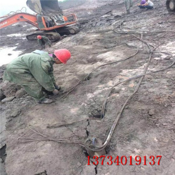 乌鲁木齐煤矿开采挖竖井劈裂机代替放炮的破石器