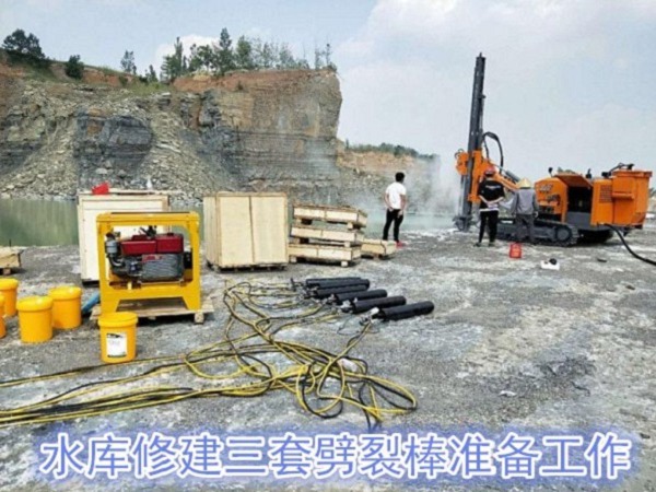 采石场山体岩石解体劈裂机大型分裂机贵州安顺--使用方法