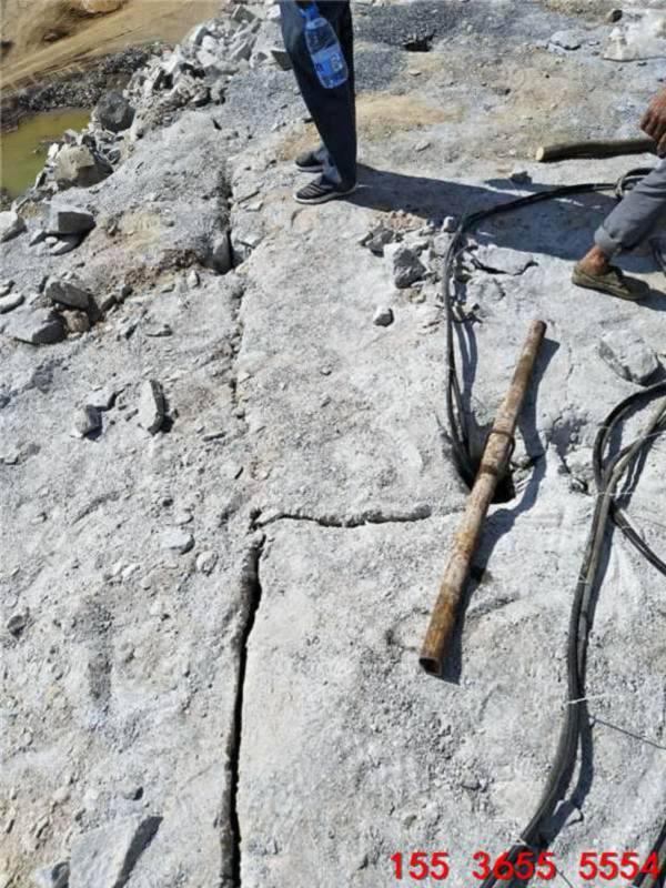 吐鲁番石头开采分裂机工作视频