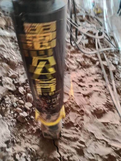 青石開采開山碎石分解破碎撐裂機現(xiàn)場考察效果