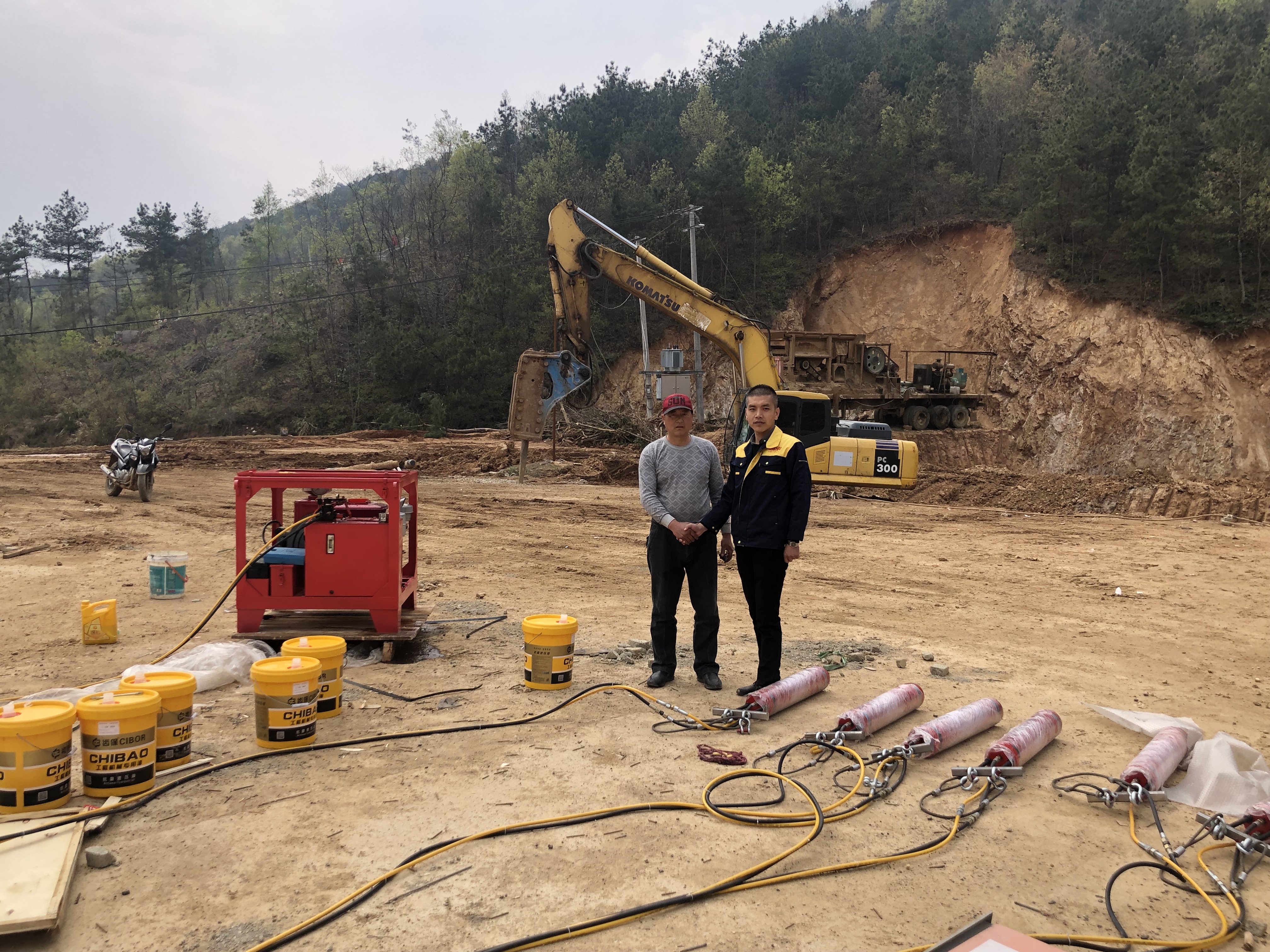 青石道路扩建岩石劈裂机开山设备现场考察效果