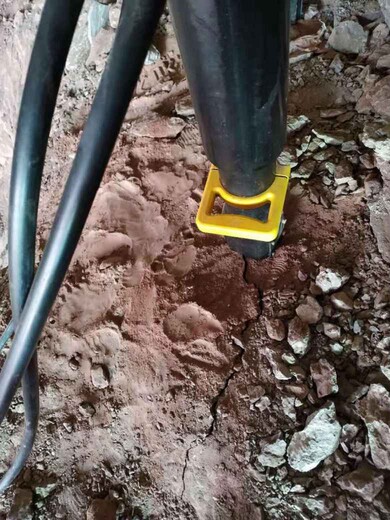 挖地基破坚硬石头劈裂机一套多少钱