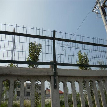橋下防護(hù)柵欄鐵路防護(hù)柵欄鋼筋混凝土防護(hù)柵欄廠