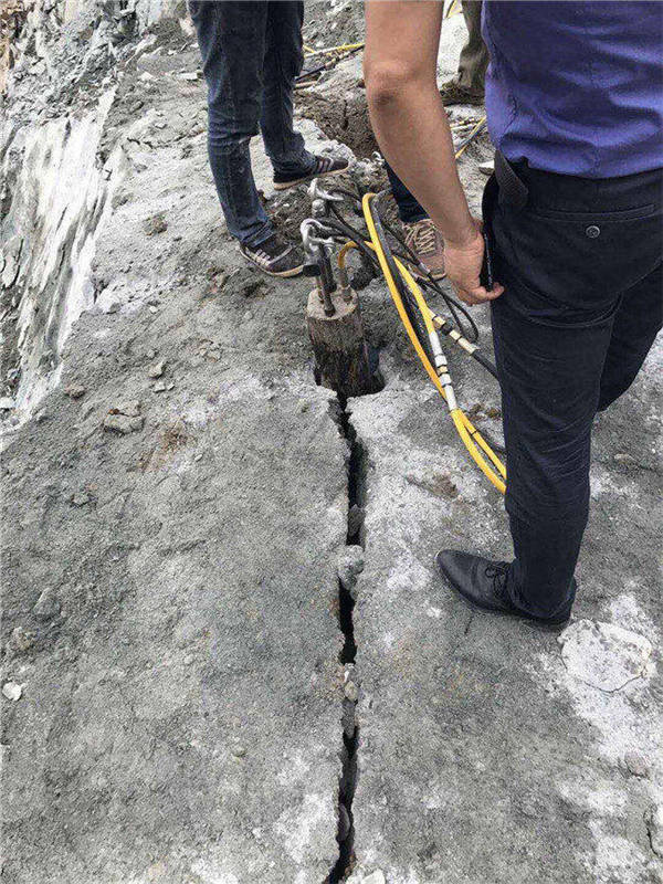 重庆巫山静态快速拆除基坑岩石液压棒原理