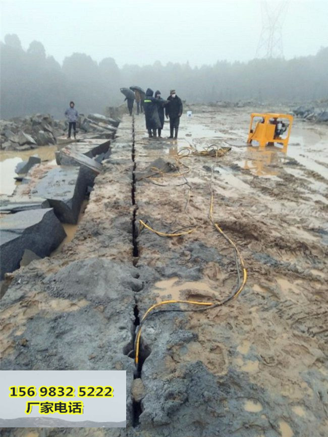 神农架河道扩建挖掘破碎硬石头的机器一实力雄厚