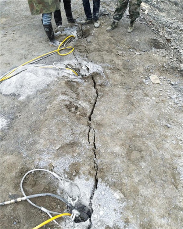 内蒙古乌达挖沟渠破硬石头的机器