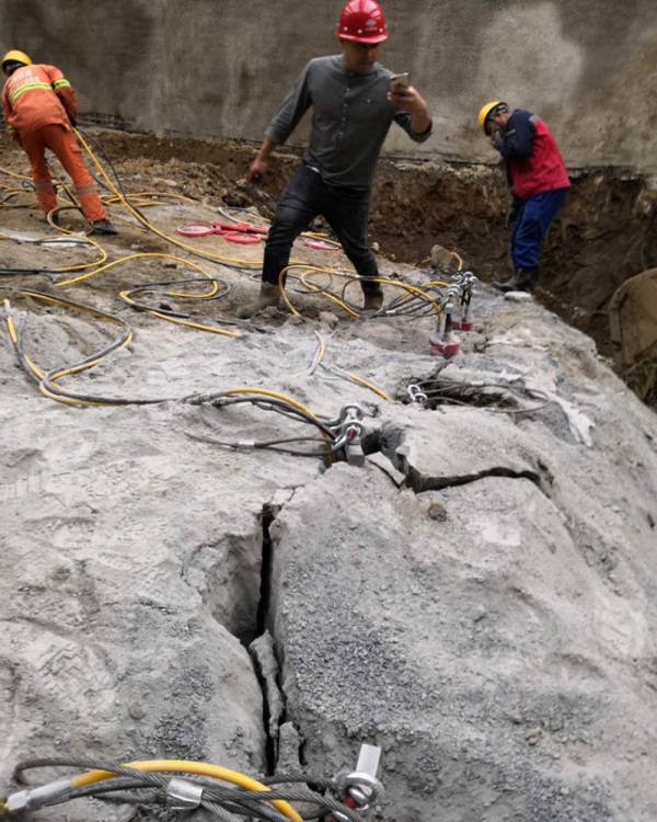 内蒙古乌达挖沟渠破硬石头的机器