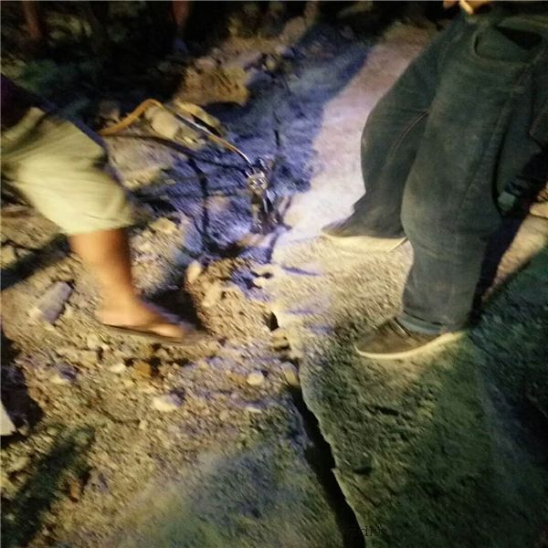 江苏盐城修路遇到孤石破碎硬石头静态破石机案例参考
