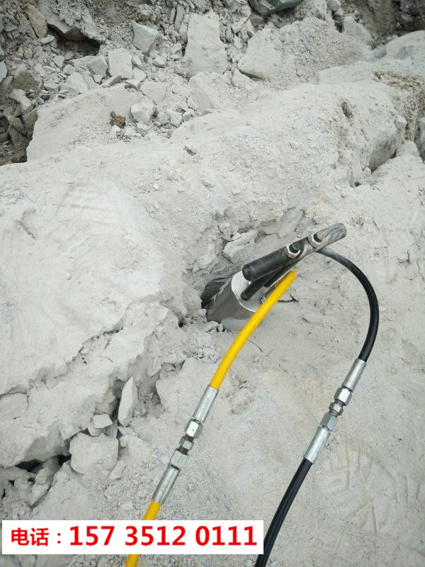 湖南蓝山高速路扩宽遇到石头液压劈石机-破石效果