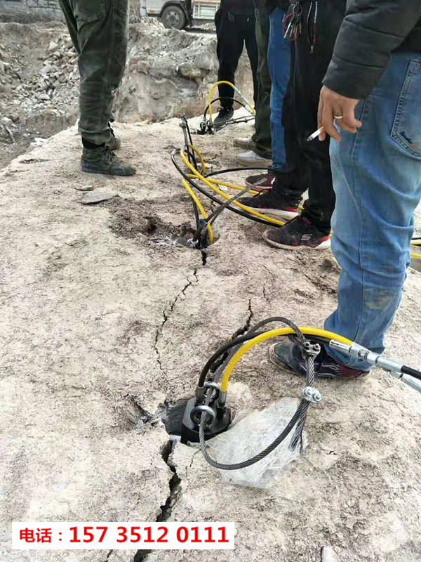 云南文山采石場(chǎng)破青石挖機(jī)打不出量用劈石機(jī)