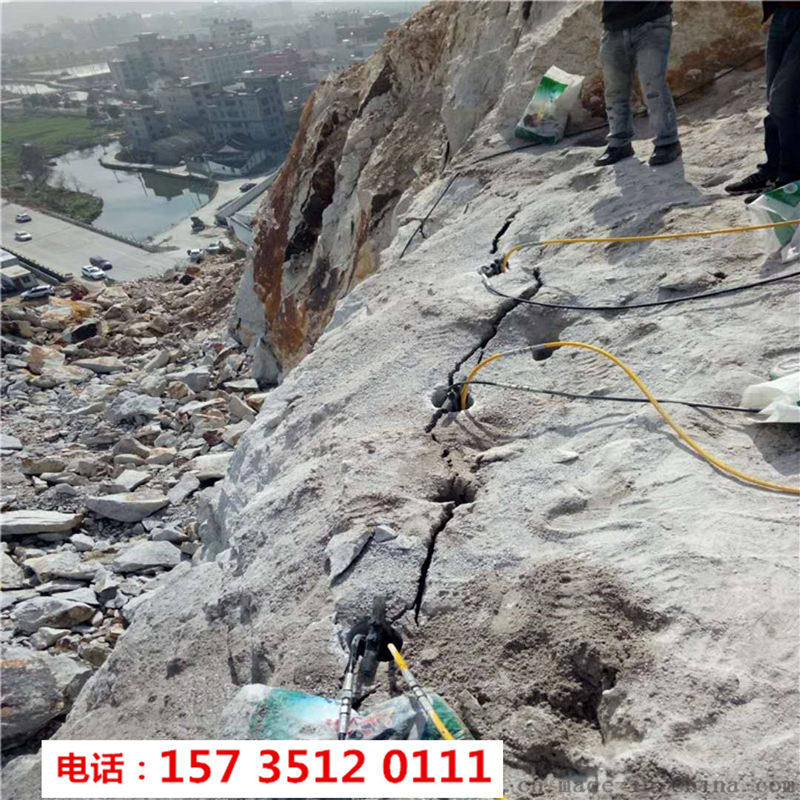 云南文山采石場(chǎng)破青石挖機(jī)打不出量用劈石機(jī)