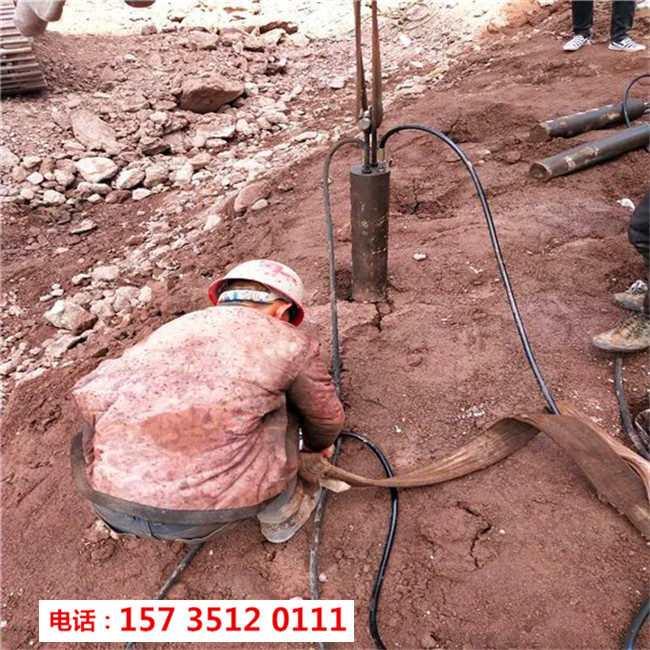 恩施巴東公路擴寬劈裂堅硬巖石破裂機