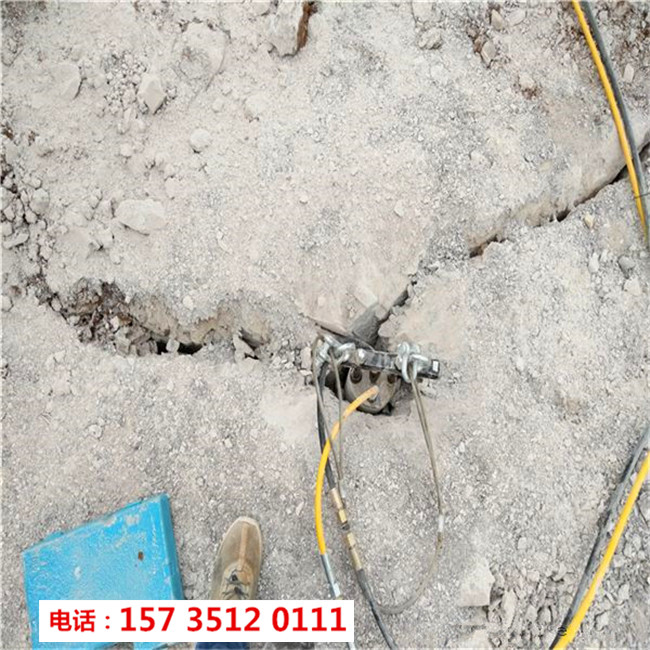 寧德霞浦路基擴(kuò)寬大型巖石劈裂機(jī)-石場(chǎng)開(kāi)采