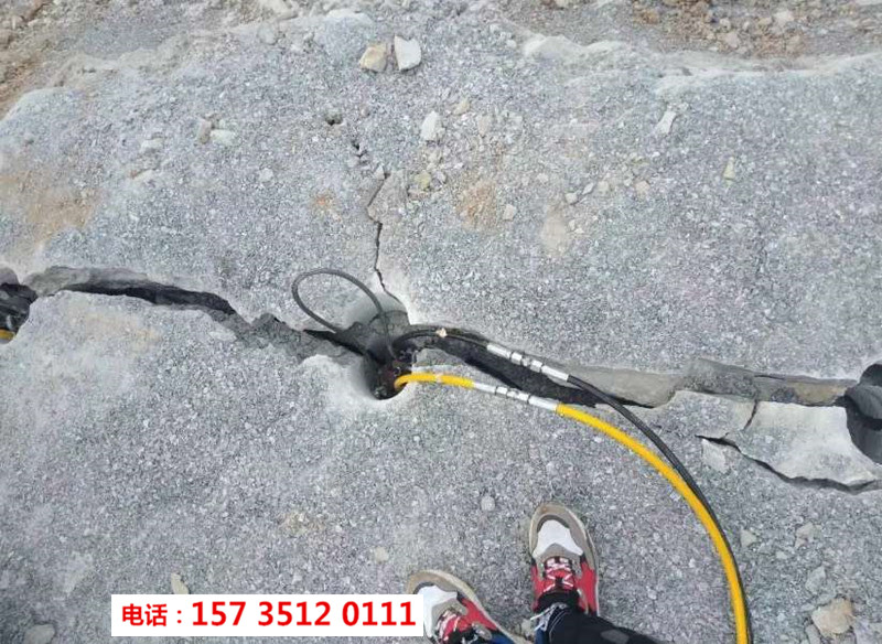 西寧機場擴建分裂巖石液壓劈裂機