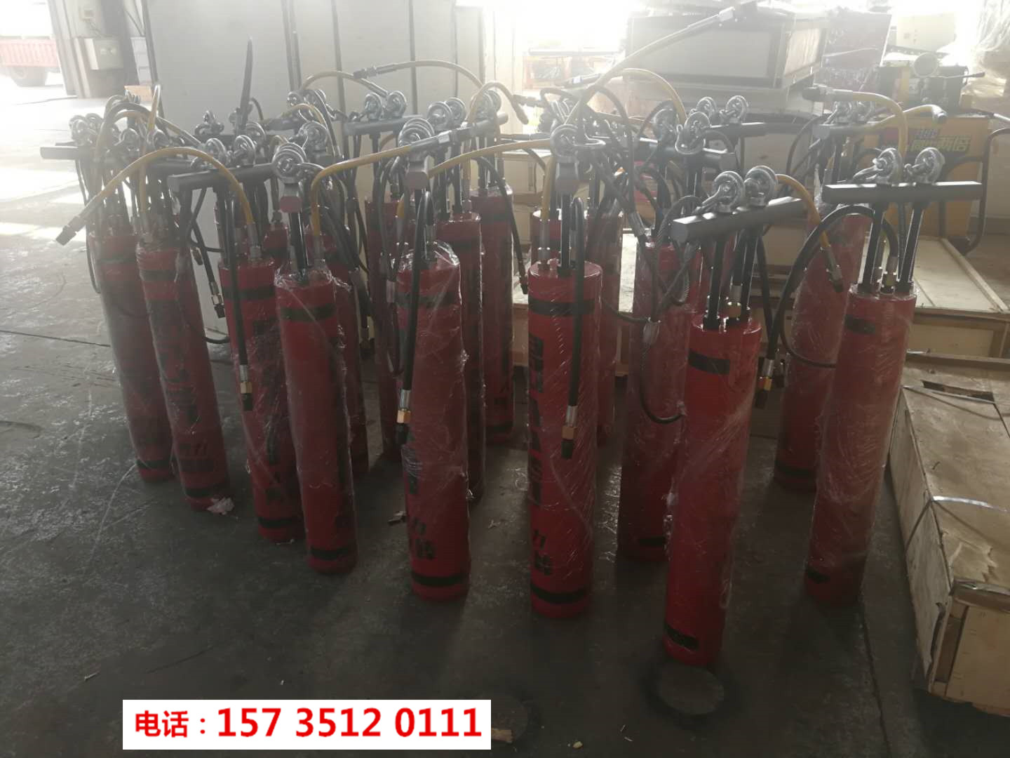 清遠(yuǎn)英德巖石破碎靜態(tài)拆除石頭劈石機(jī)