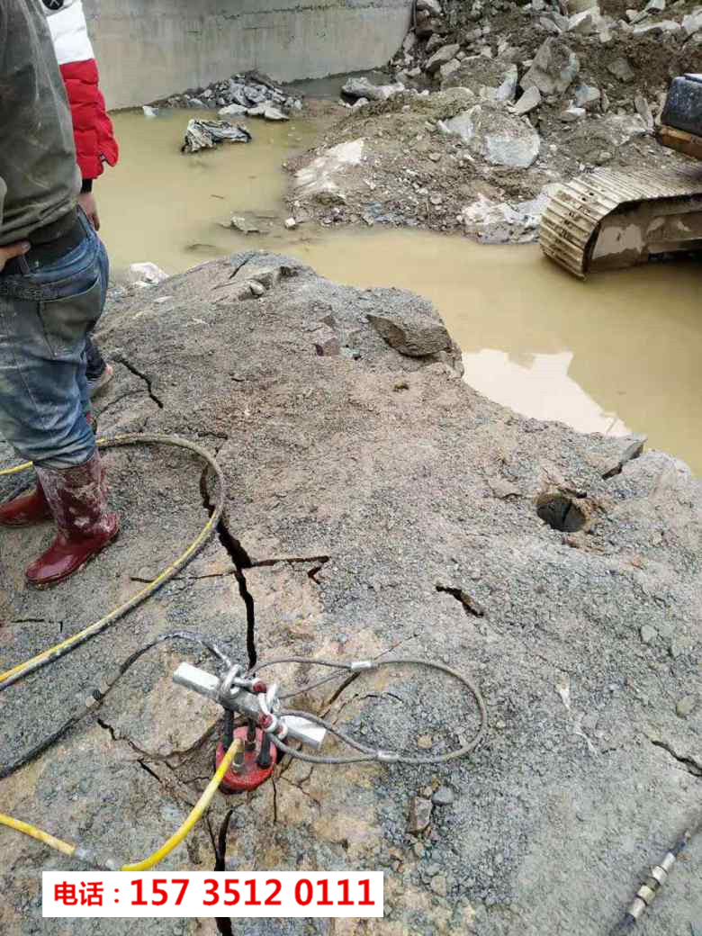 西寧機場擴建分裂巖石液壓劈裂機