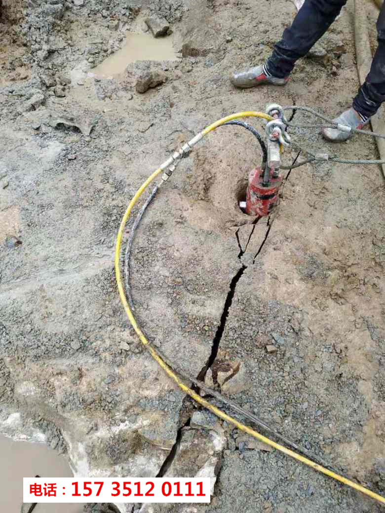 西寧機場擴建分裂巖石液壓劈裂機
