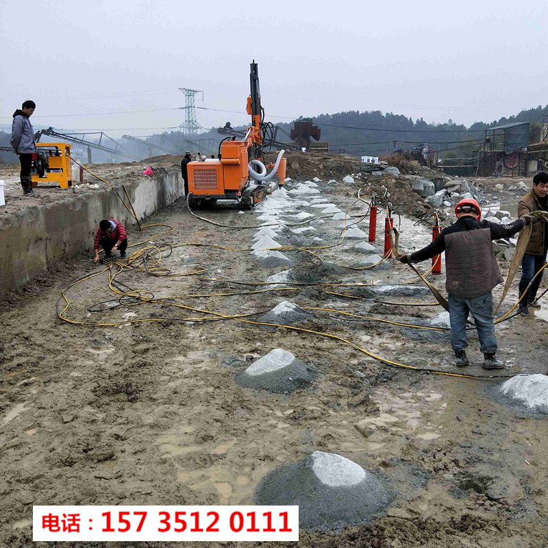 恩施巴東公路擴寬劈裂堅硬巖石破裂機