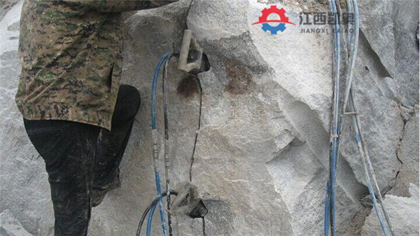 劈山机小型劈劽机忻州液压破石器山上的石头不能爆破