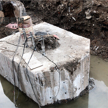 甘肃庆阳劈裂机在孔桩中的应用液压霹裂机道路扩建岩石