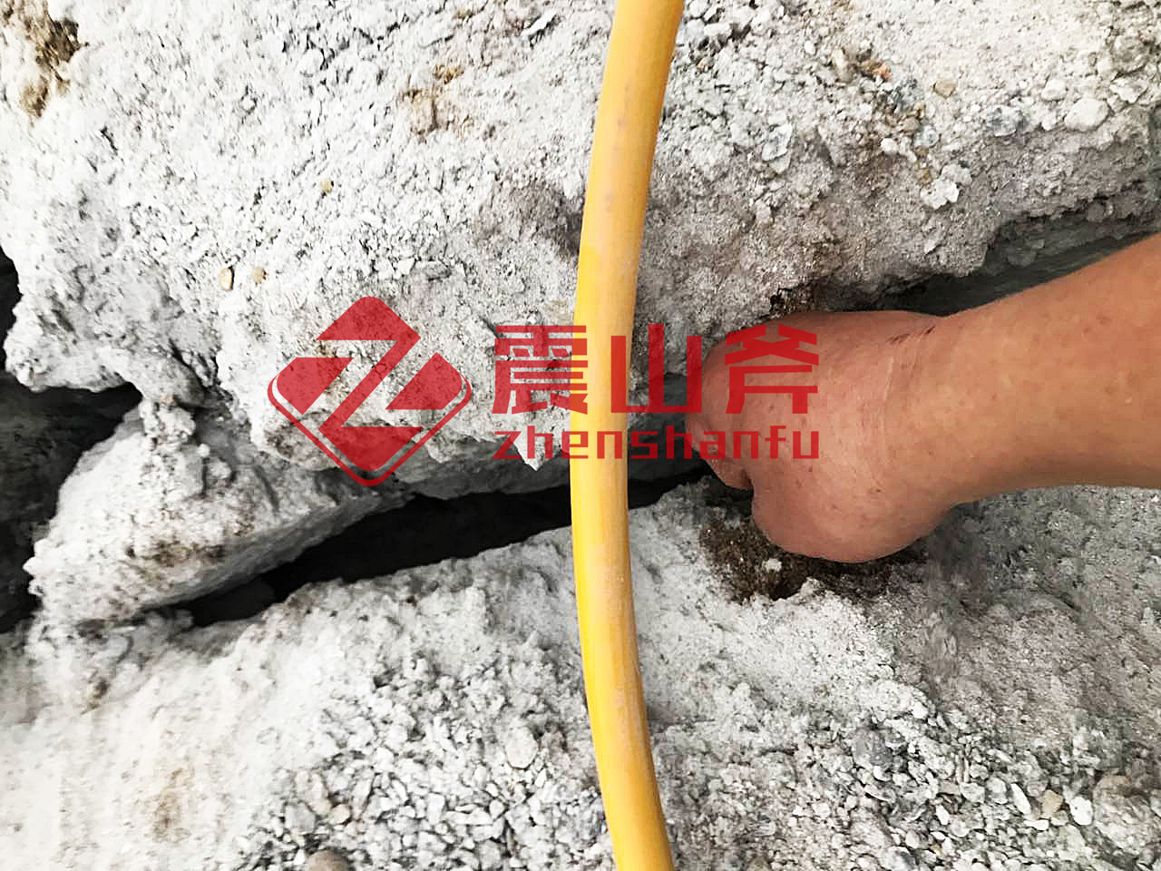 挖基礎(chǔ)開(kāi)石頭劈裂棒六安__江西震山斧