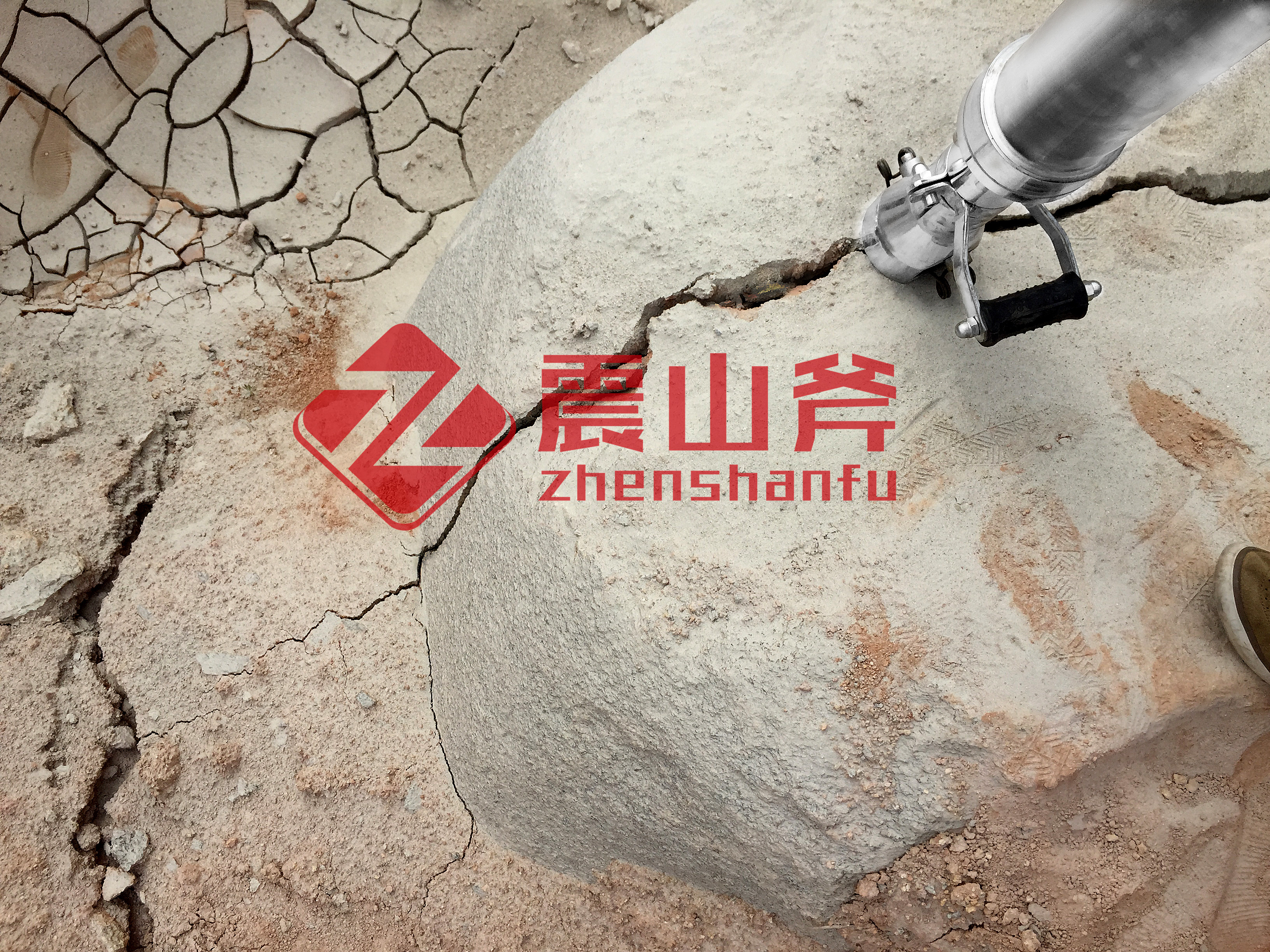 巖石擴(kuò)石機(jī)視頻河北承德__江西震山斧