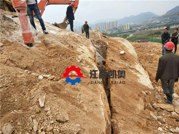 吉林采石机挖机带劈裂机公路改建挖改破石机