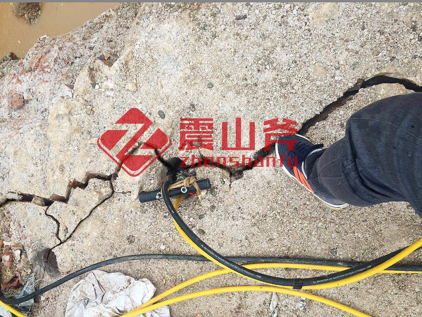 青海電動(dòng)型劈裂機(jī)江西震山斧