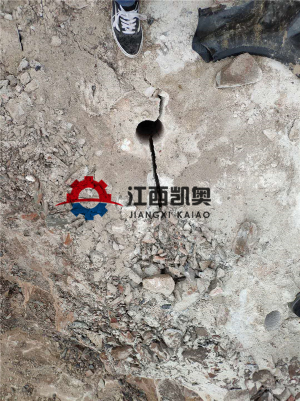掘石机静态爆破方式采石场岩石开采挖掘机炸裂器广州