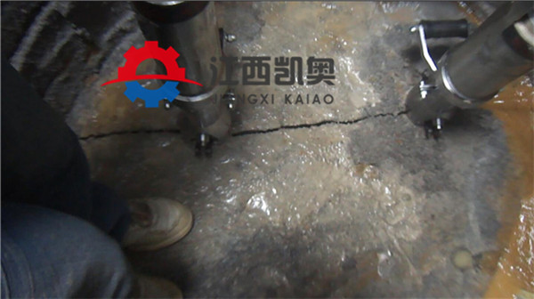 淄博开山器大型爆石机可以破拆桩头液压劈岩机