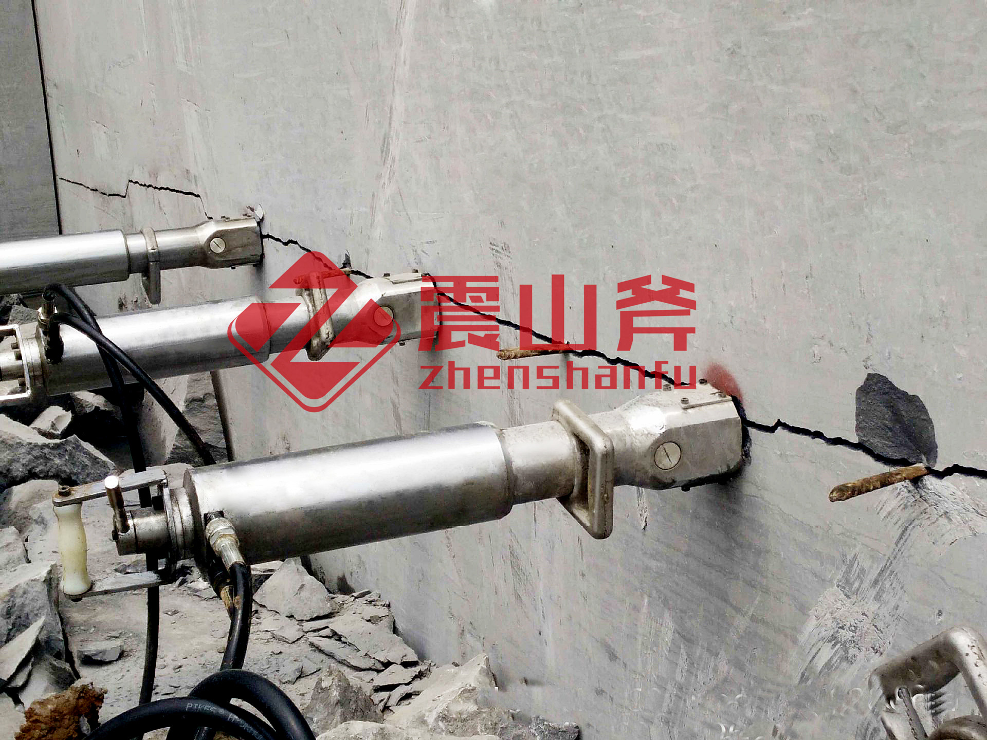 三明頂管開挖巖石劈裂機(jī)江西震山斧