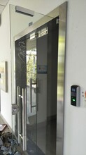 重庆沙坪坝区办公室玻璃门指纹密码机刷卡机磁力锁门禁系统安装图片