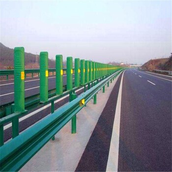 高速常用護(hù)欄公路波形護(hù)欄擋板能吸收碰撞能量迫使失控車輛改變方向