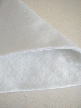 山東供應(yīng)廠家防寒服用鋁箔針扎棉透氣棉中間夾層鋁箔針刺棉